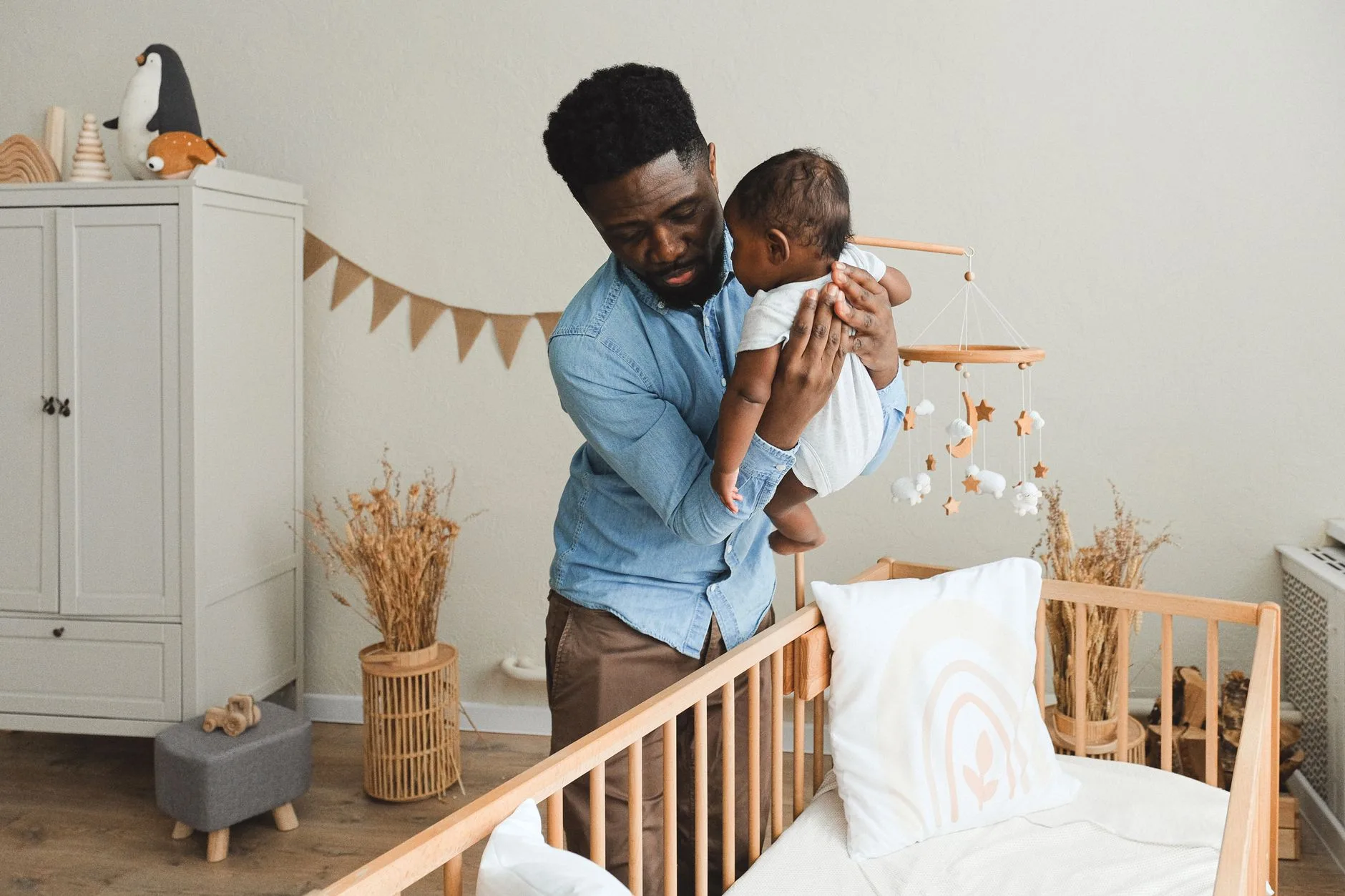Chambre d'hôtel avec lit bébé installé pour un voyage en famille en Jordanie