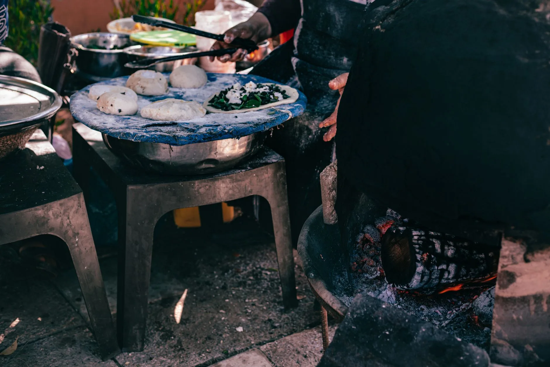 Table de repas jordanien avec falafel, houmous et pain taboun dans un restaurant populaire d'Amman