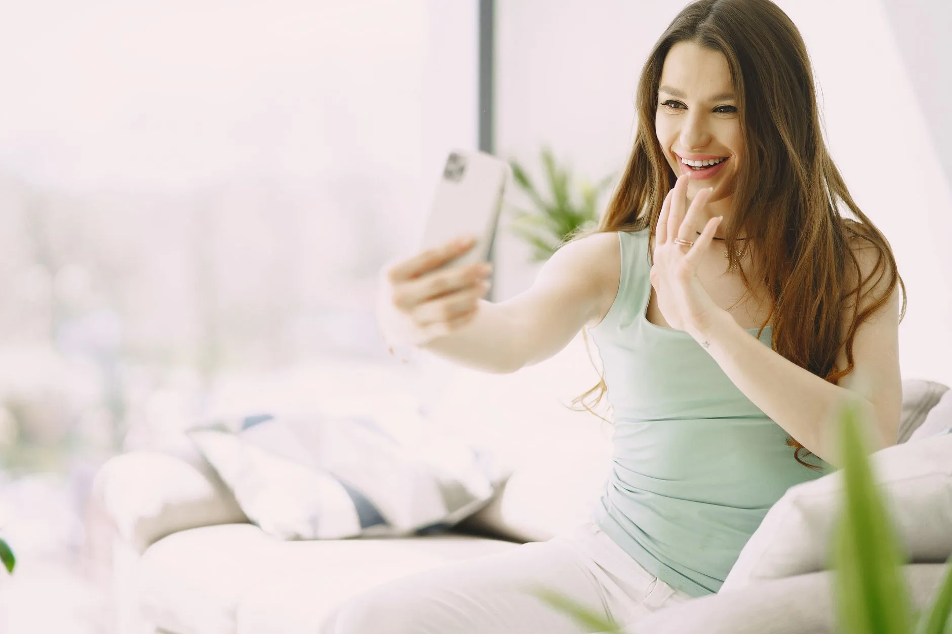Voyageuse passant un appel vidéo avec sa famille depuis son téléphone en voyage