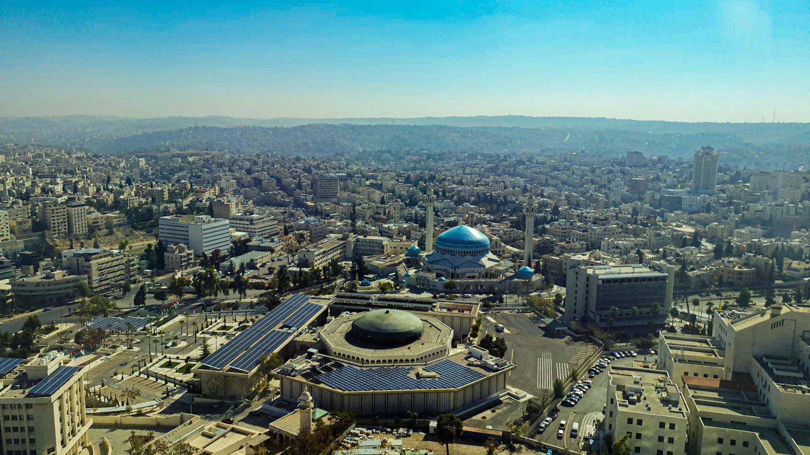 Piste et terminal de l'aéroport international Queen Alia près d'Amman en Jordanie