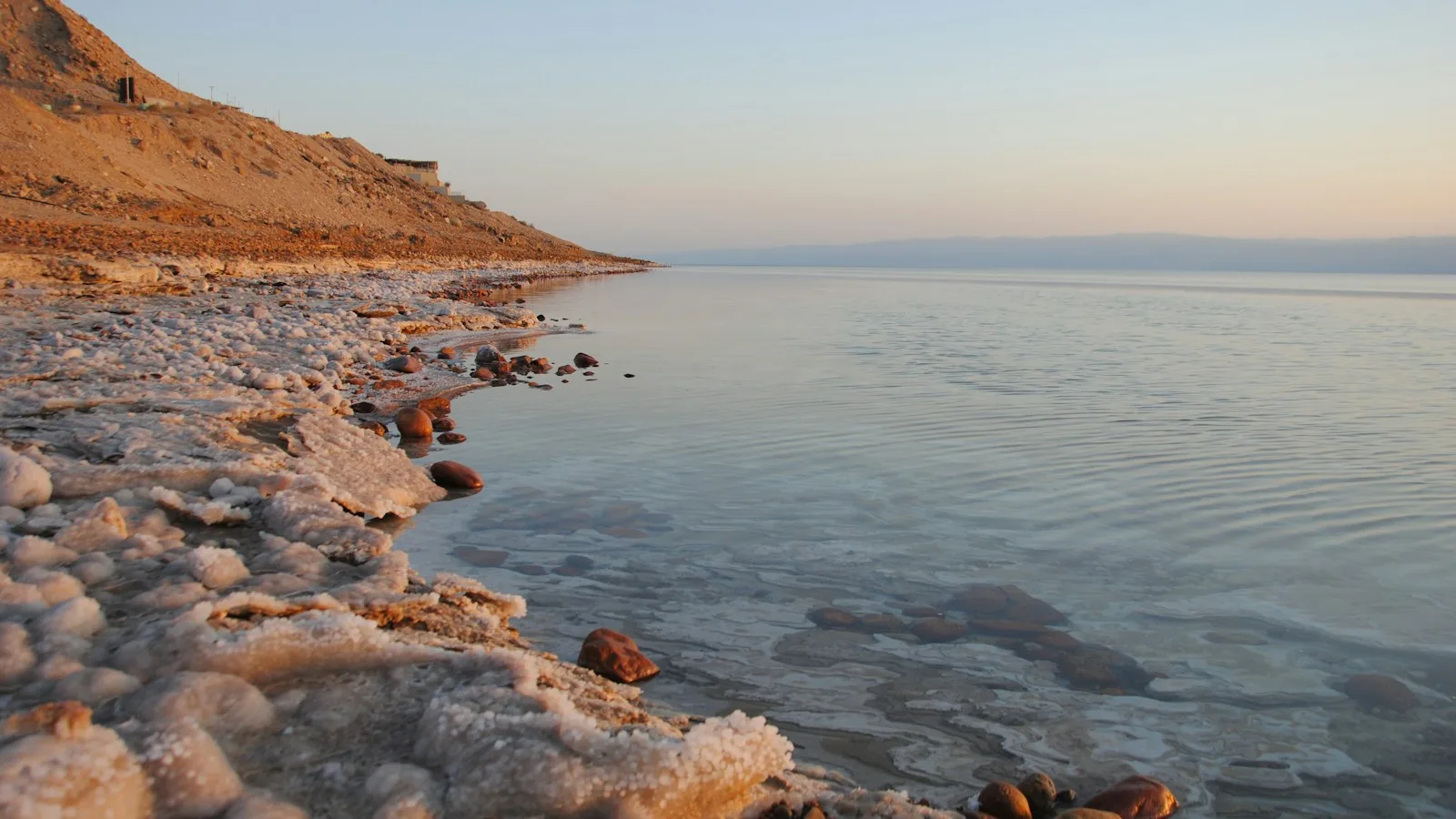 Mer Morte : baignade autorisée avec précautions