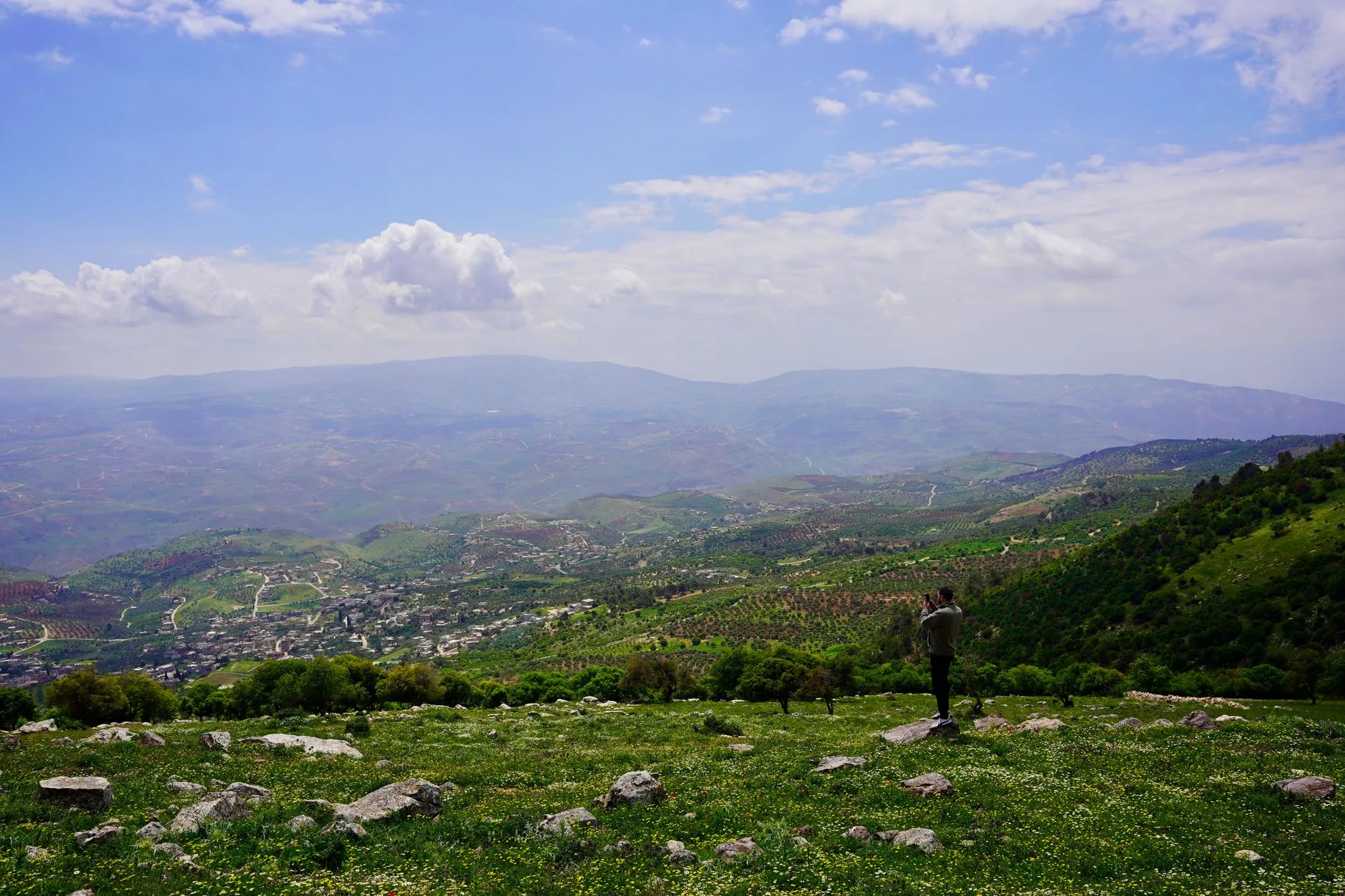 La croix serpentine du mont Nébo face à la vallée du Jourdain et à la mer Morte, Jordanie