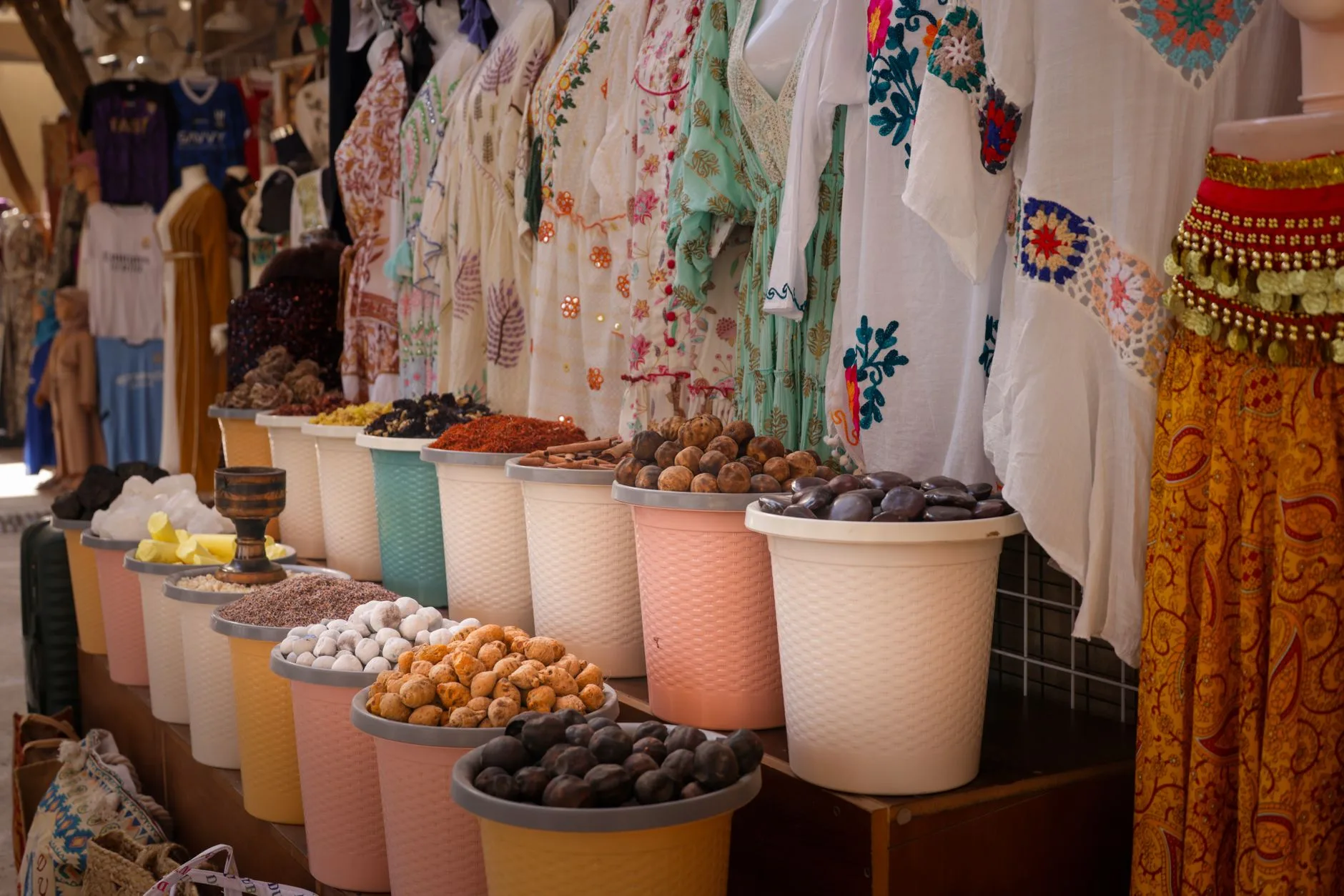 Que peut-on acheter et négocier au souk ?
