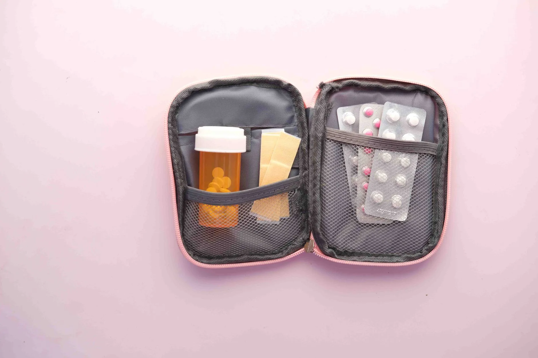 Trousse à pharmacie de voyage avec médicaments et protection solaire