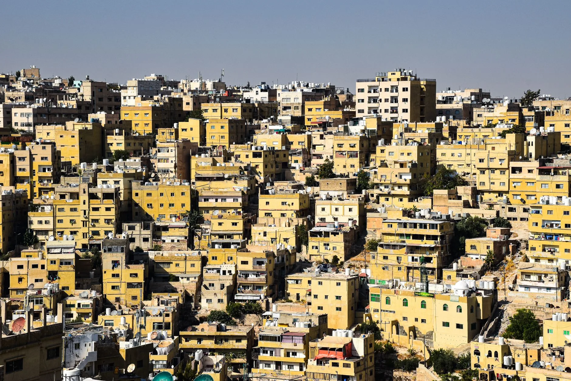 Taxi jaune dans les rues d'Amman en Jordanie